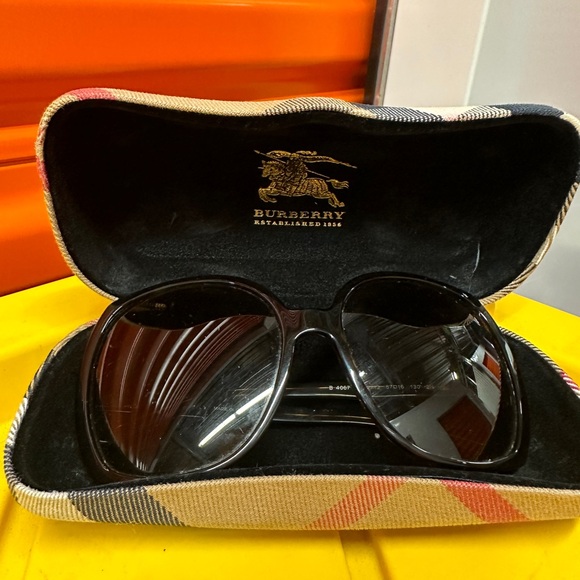 Burberry sunglasses - Picture 7 of 7
